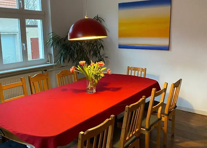 Near Berlin فيلة